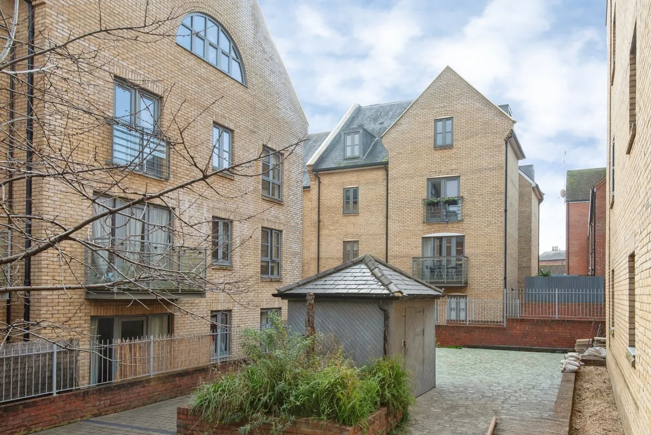 2 bed flat for sale — Coopers Yard, Paynes Park, Hitchin, Hertfordshire, SG5