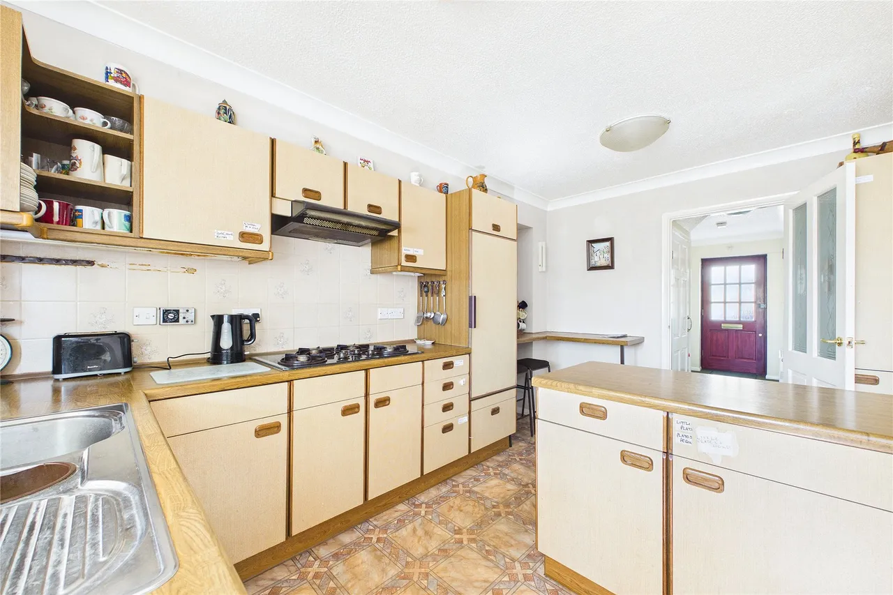 Withy Close, Lightwater, GU18, photo 4