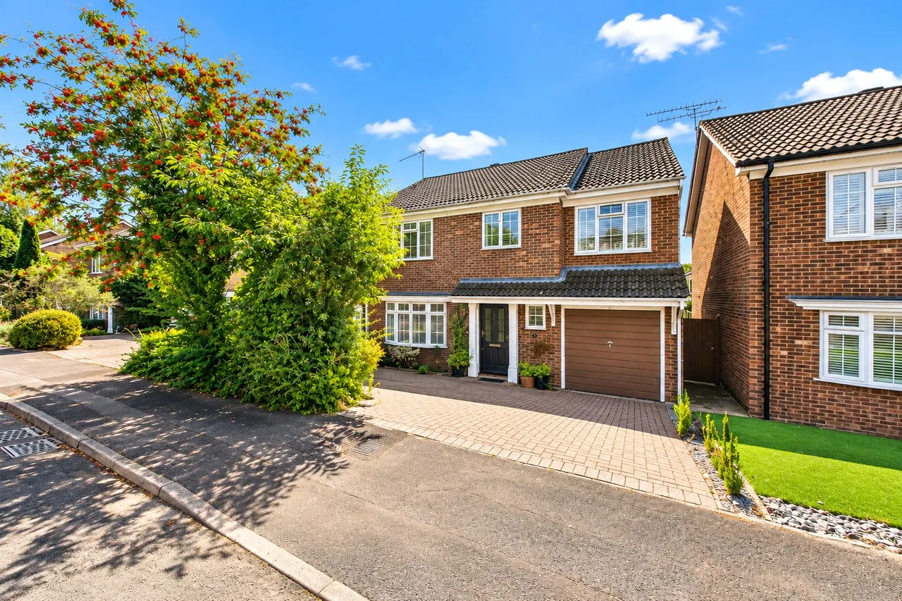 4 bed house for sale, Withy Close, Lightwater, GU18