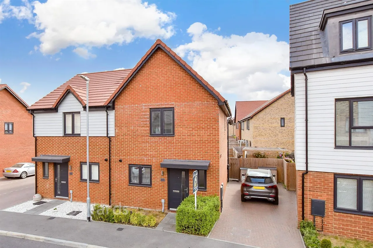 2 bed house for sale, Bethell Road, Faversham, ME13
