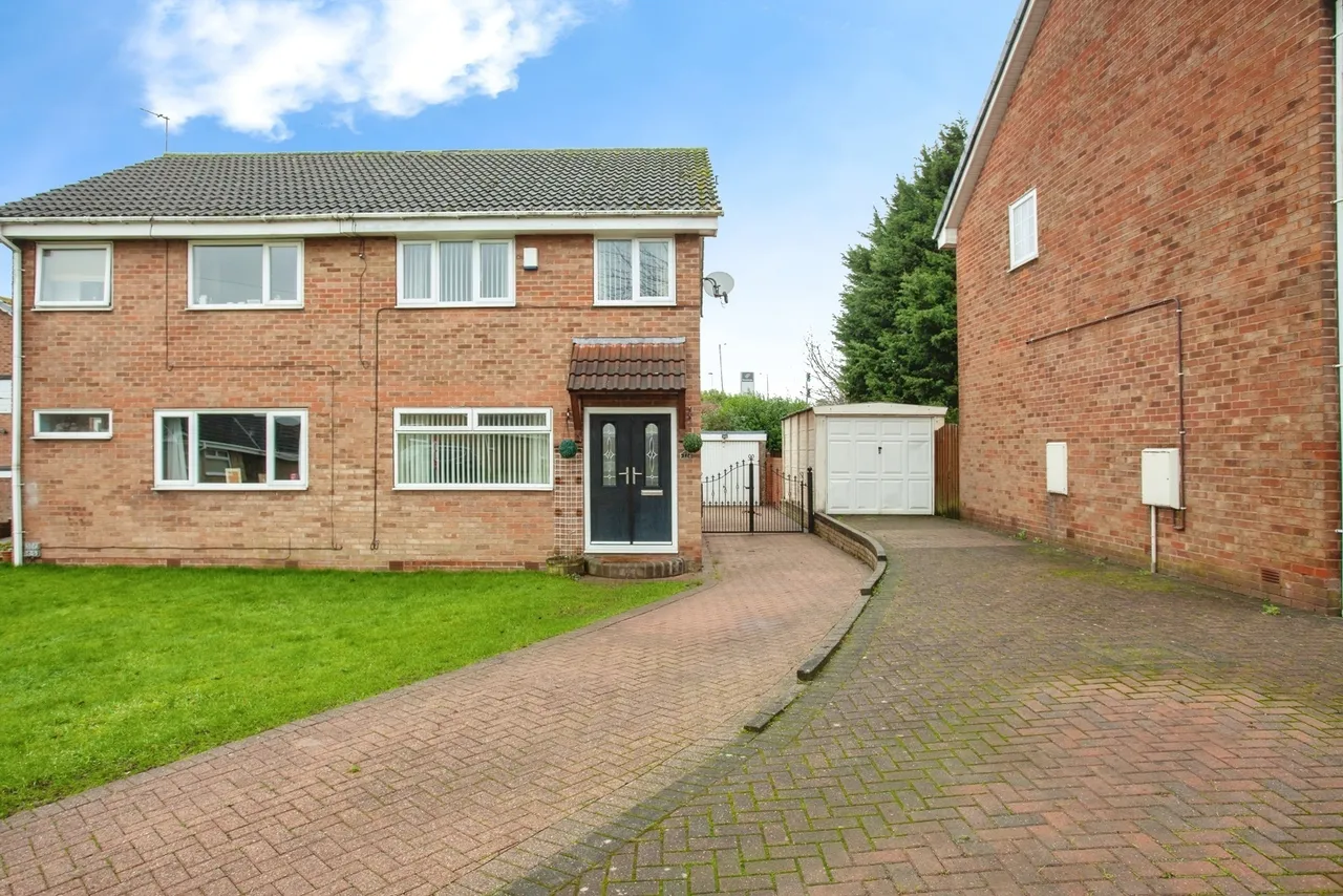 3 bed house for sale — Bramley Grange Crescent, Bramley, Rotherham, South Yorkshire, S66