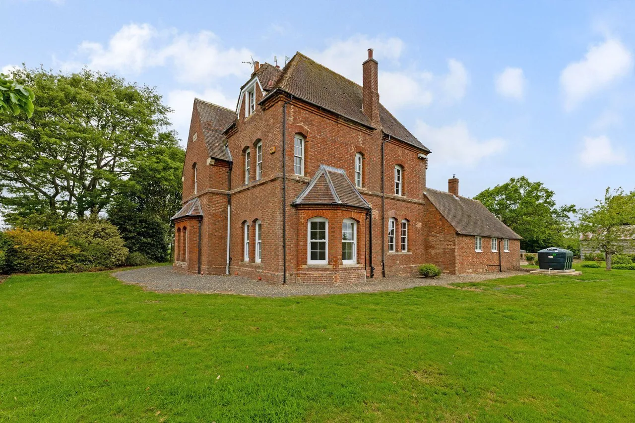 Weir Lane, Botolph Claydon, Buckingham, Buckinghamshire, MK18 2NF, photo 12
