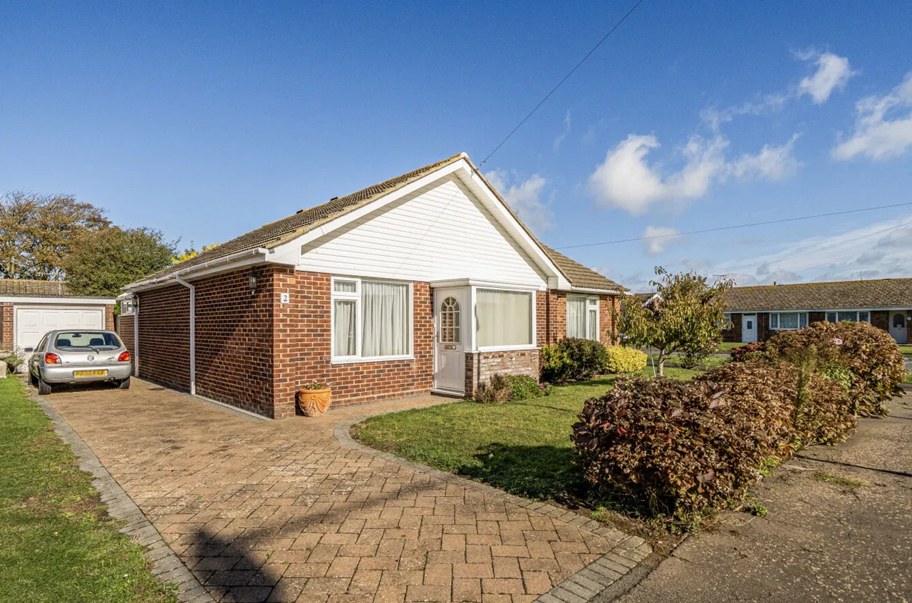 3 bed property for sale, Burlington Gardens, Selsey, PO20
