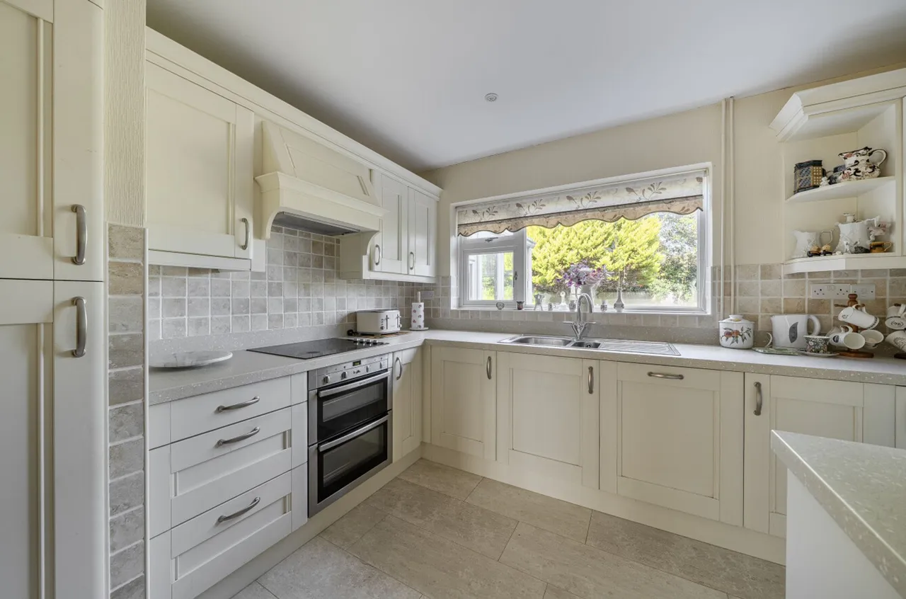 Burlington Gardens, Selsey, PO20, photo 9