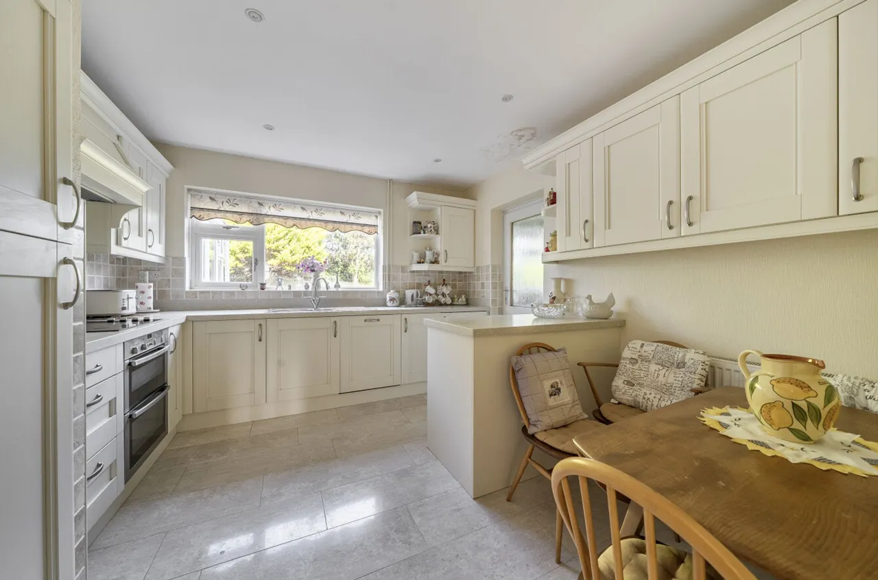 Burlington Gardens, Selsey, PO20, photo 3