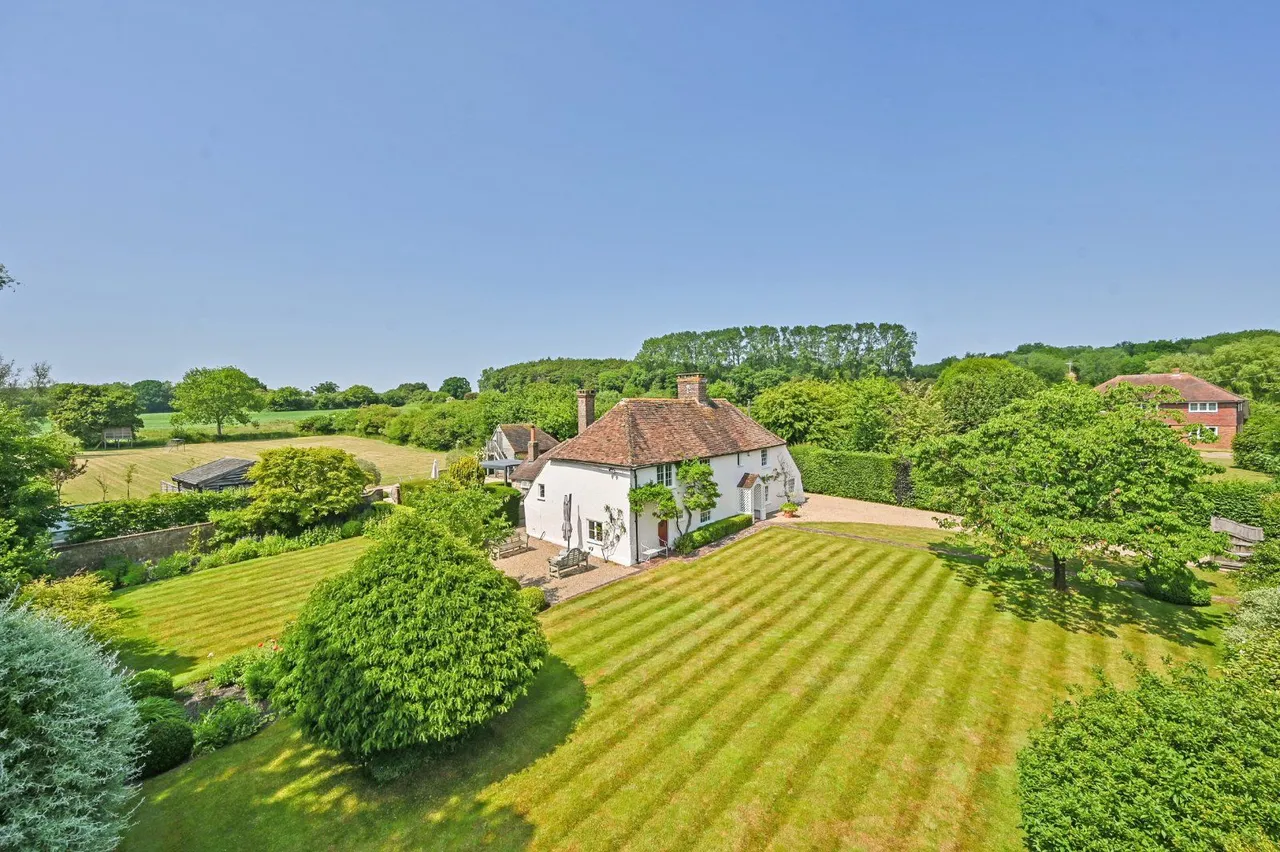 Bulltown Lane, West Brabourne, Kent, TN25 5NB, photo 2