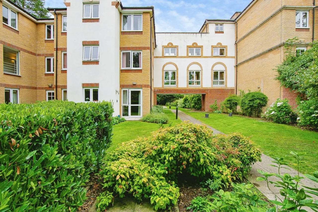 1 bed flat for sale — Stafford Road, Caterham, Surrey, CR3