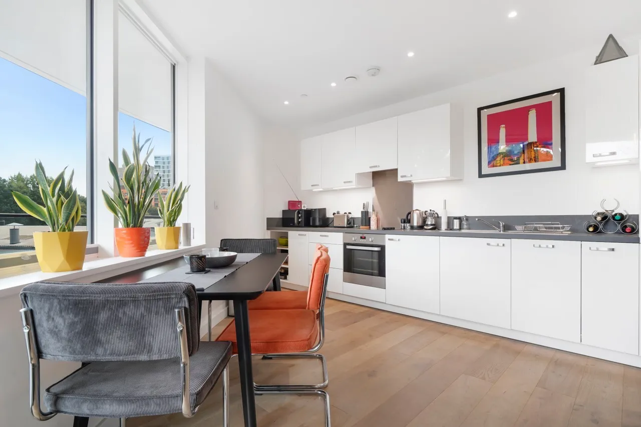 Lombard Road, London, SW11, photo 2