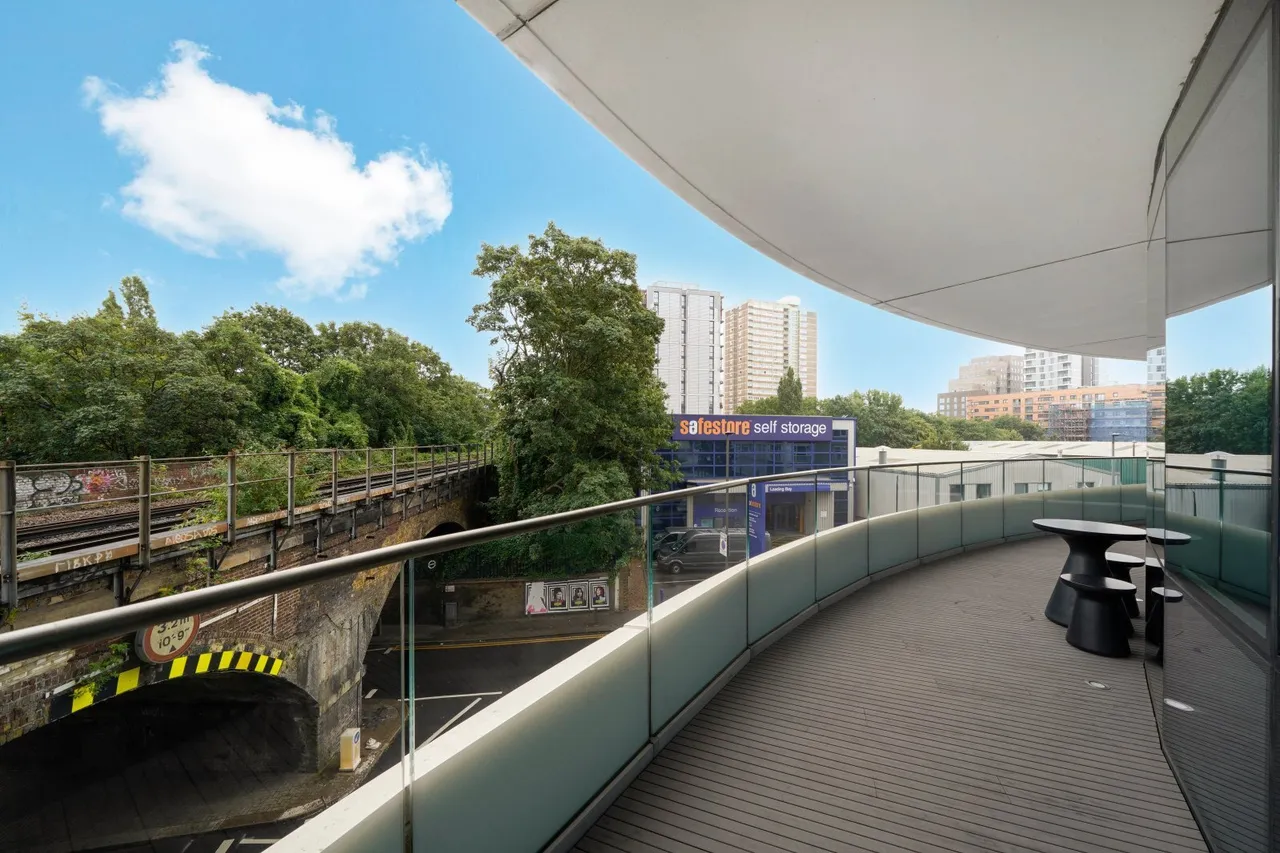 Lombard Road, London, SW11, photo 14
