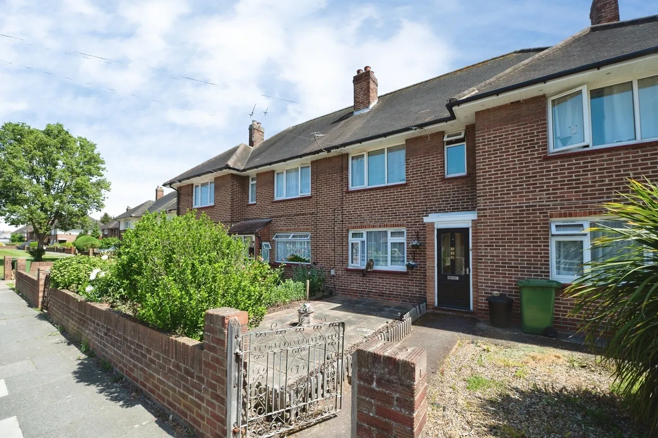 2 bed flat for sale — Cross Road, Mawneys, Romford, RM7