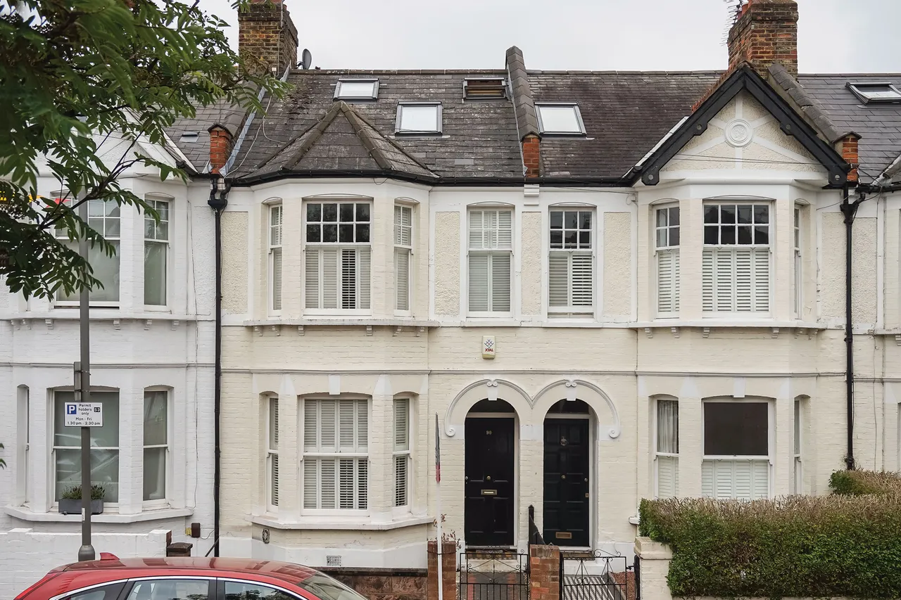 4 bed flat to rent — 90 Astonville Street, London