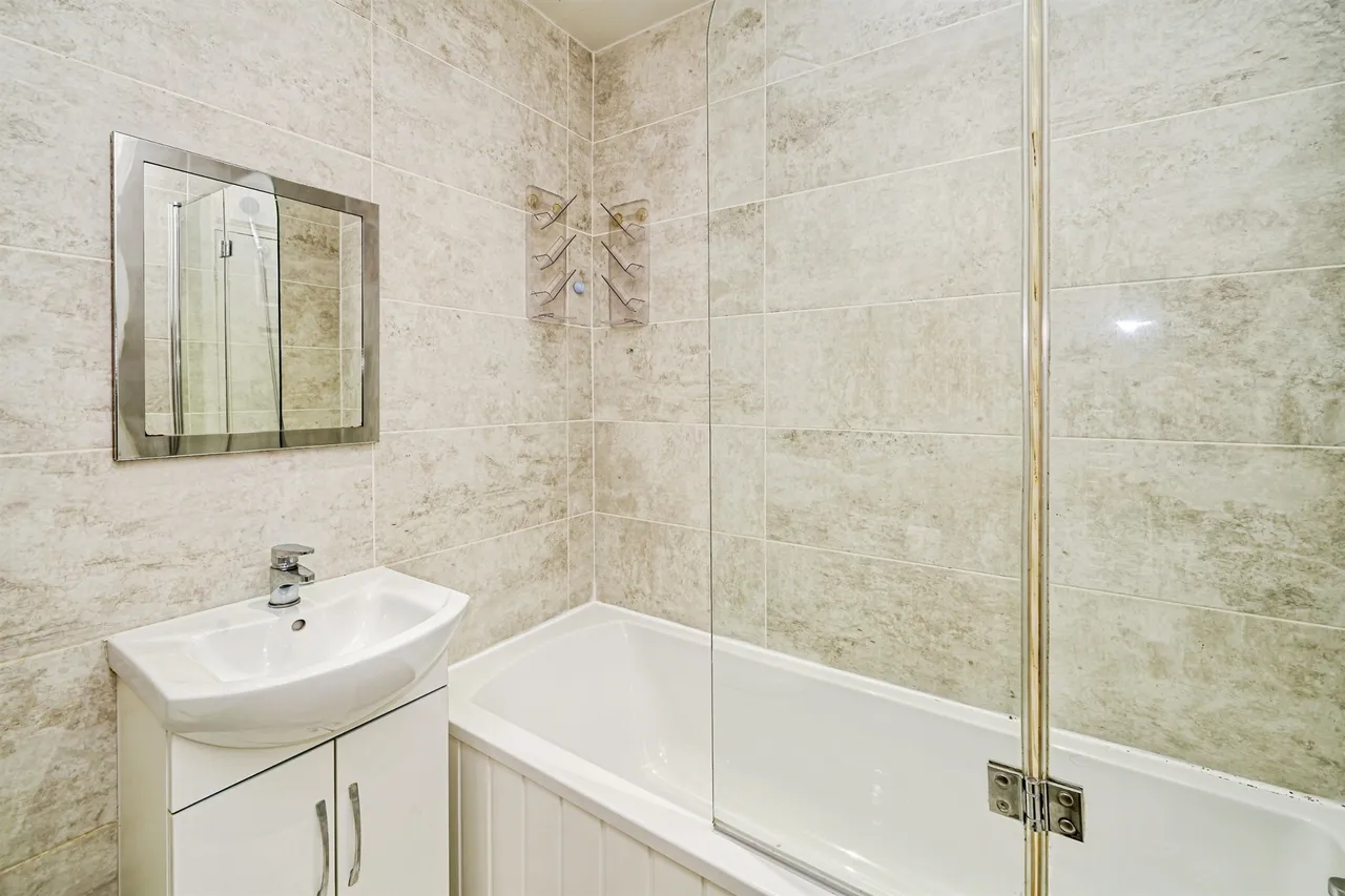 Bruce Close, Slough, photo 11