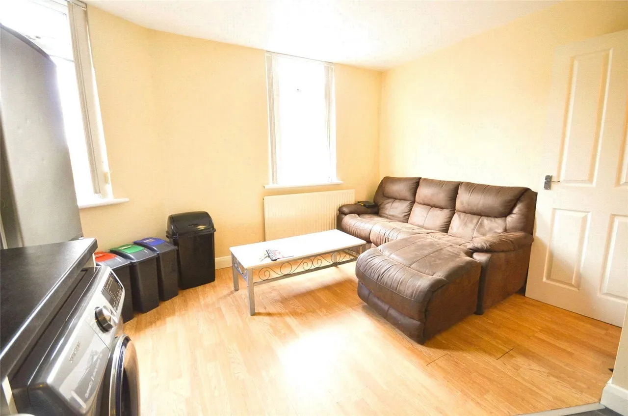 3 bed flat to rent, Davenport Avenue, M20