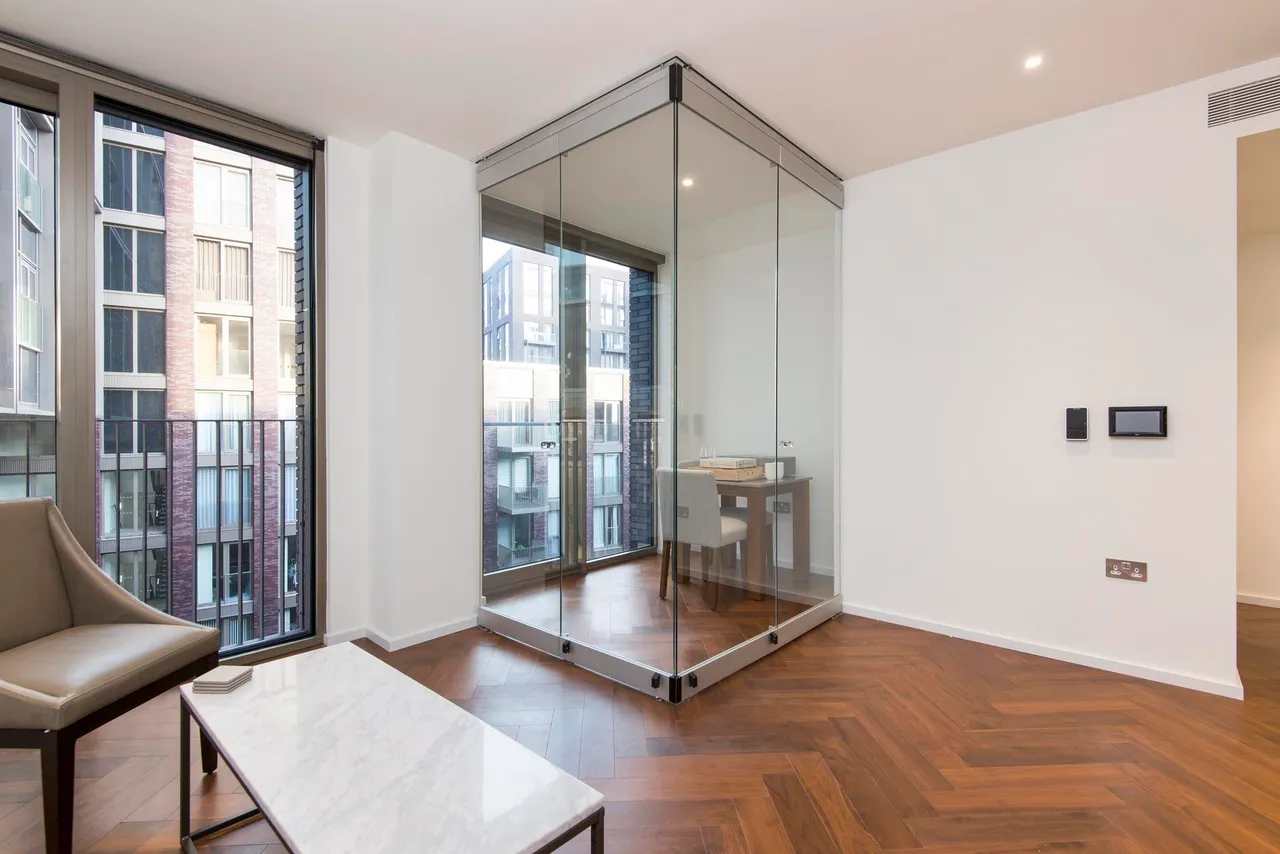 1 bed flat to rent, Embassy Gardens, London, SW11