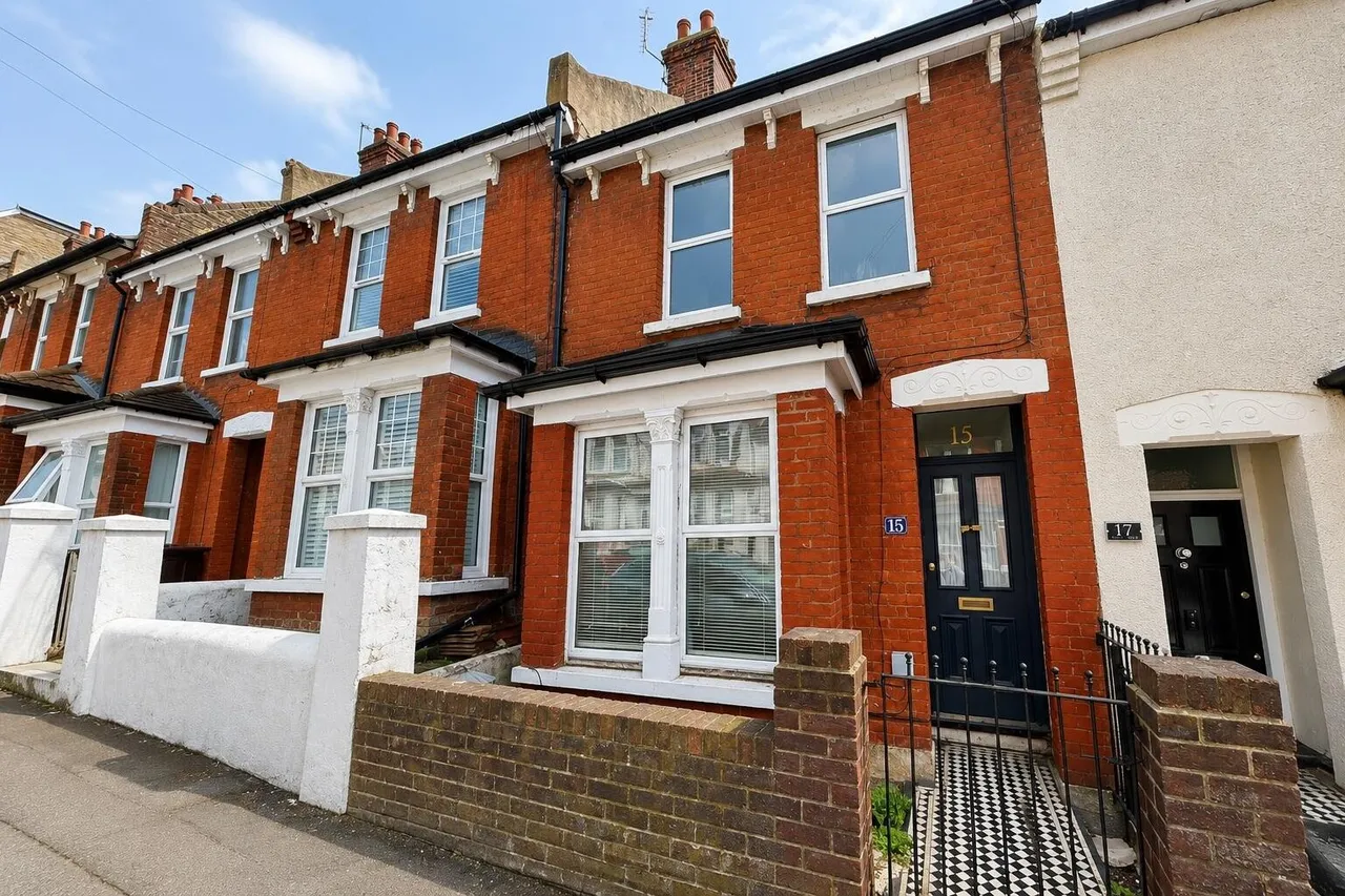 3 bed property for sale — Foord Street, Rochester