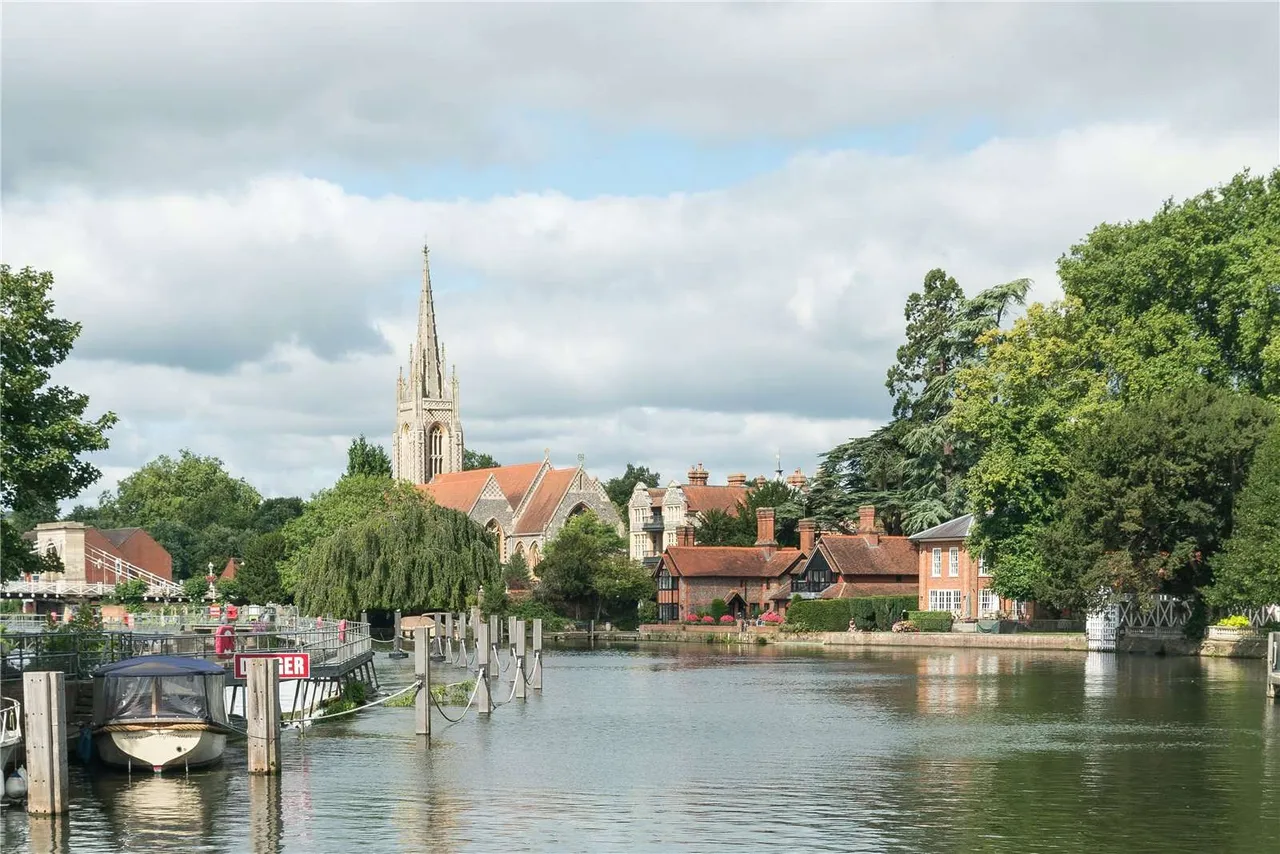 Moorewood Glade, Frieth Road, Marlow, Buckinghamshire, SL7 2HU, photo 10