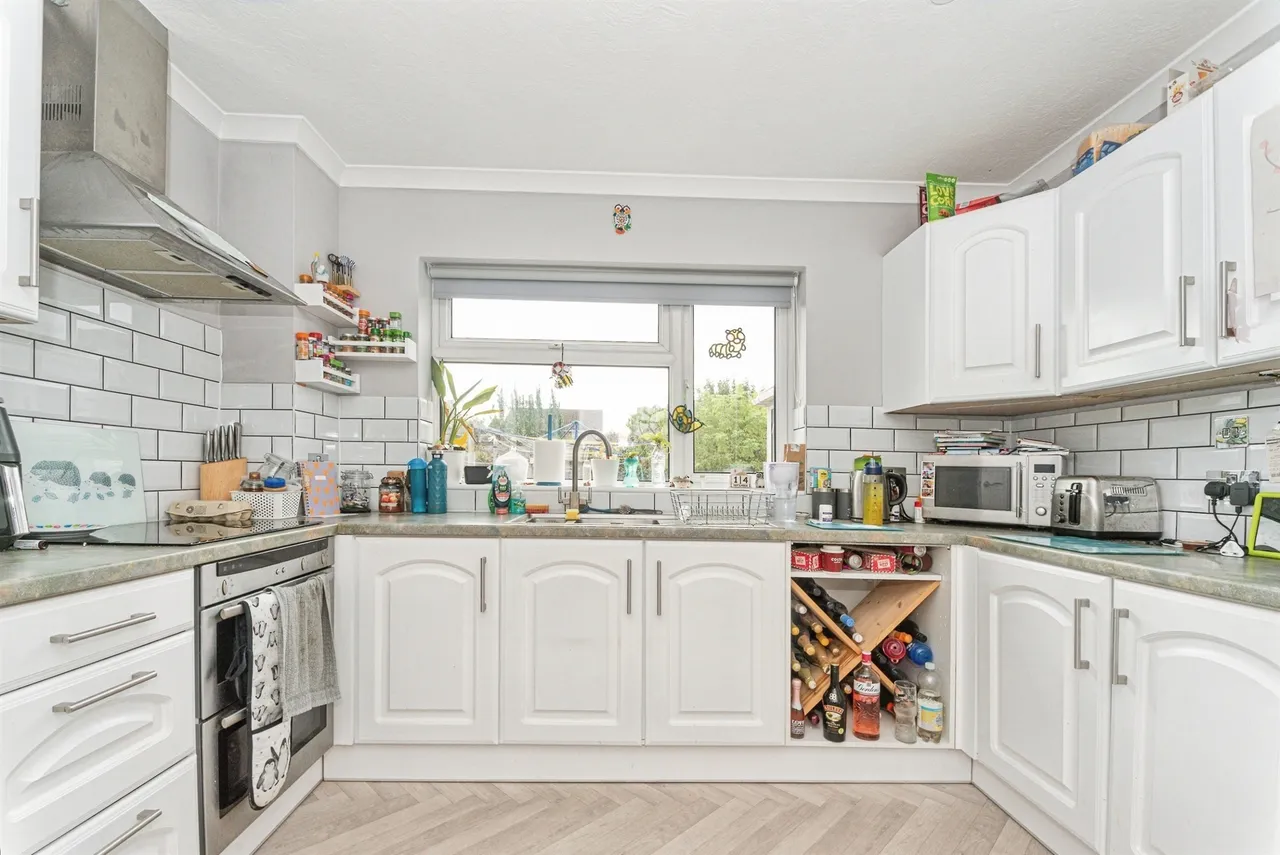 Lytchett Way, Swindon, photo 4
