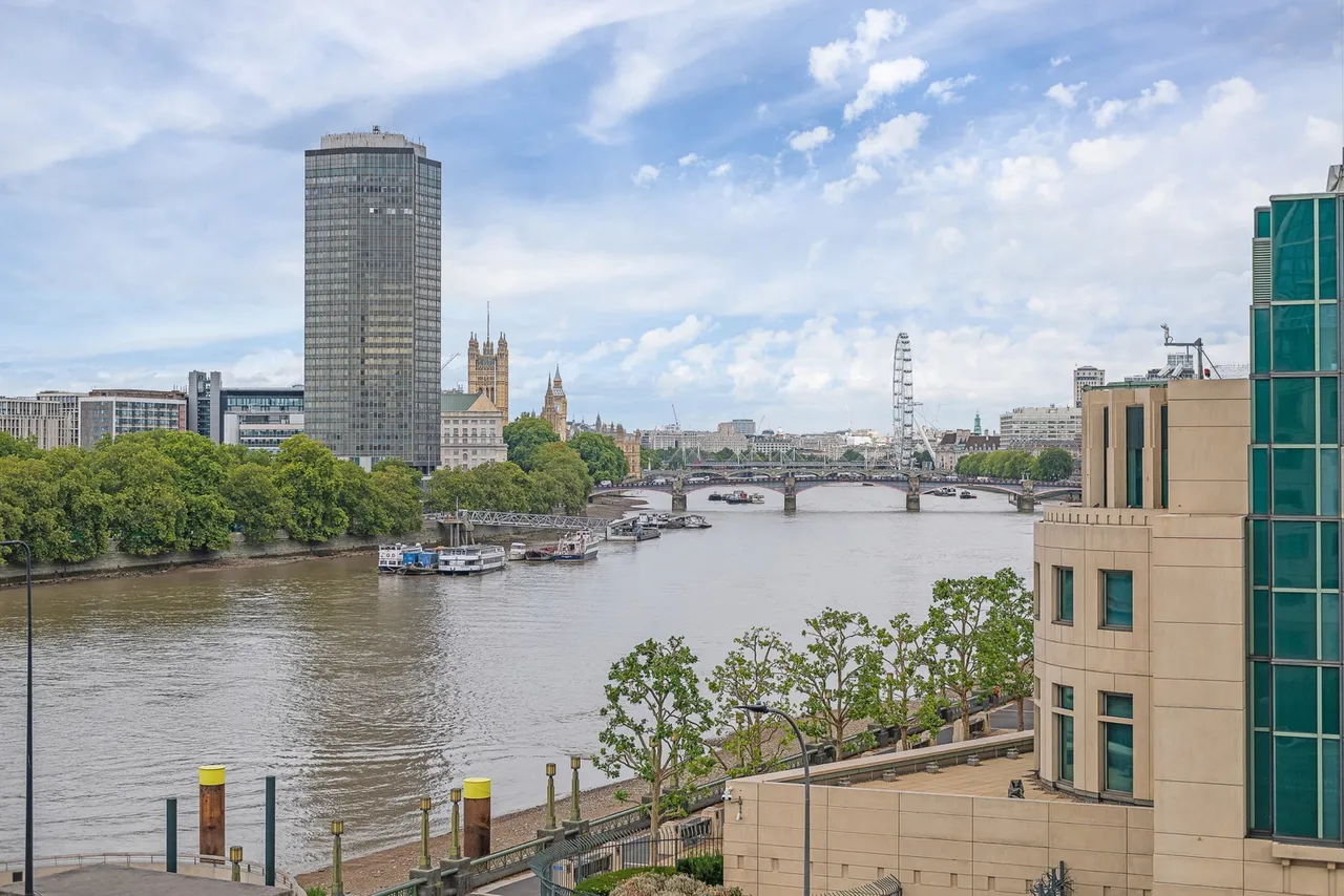 2 bed flat for sale, St. George Wharf, London, SW8