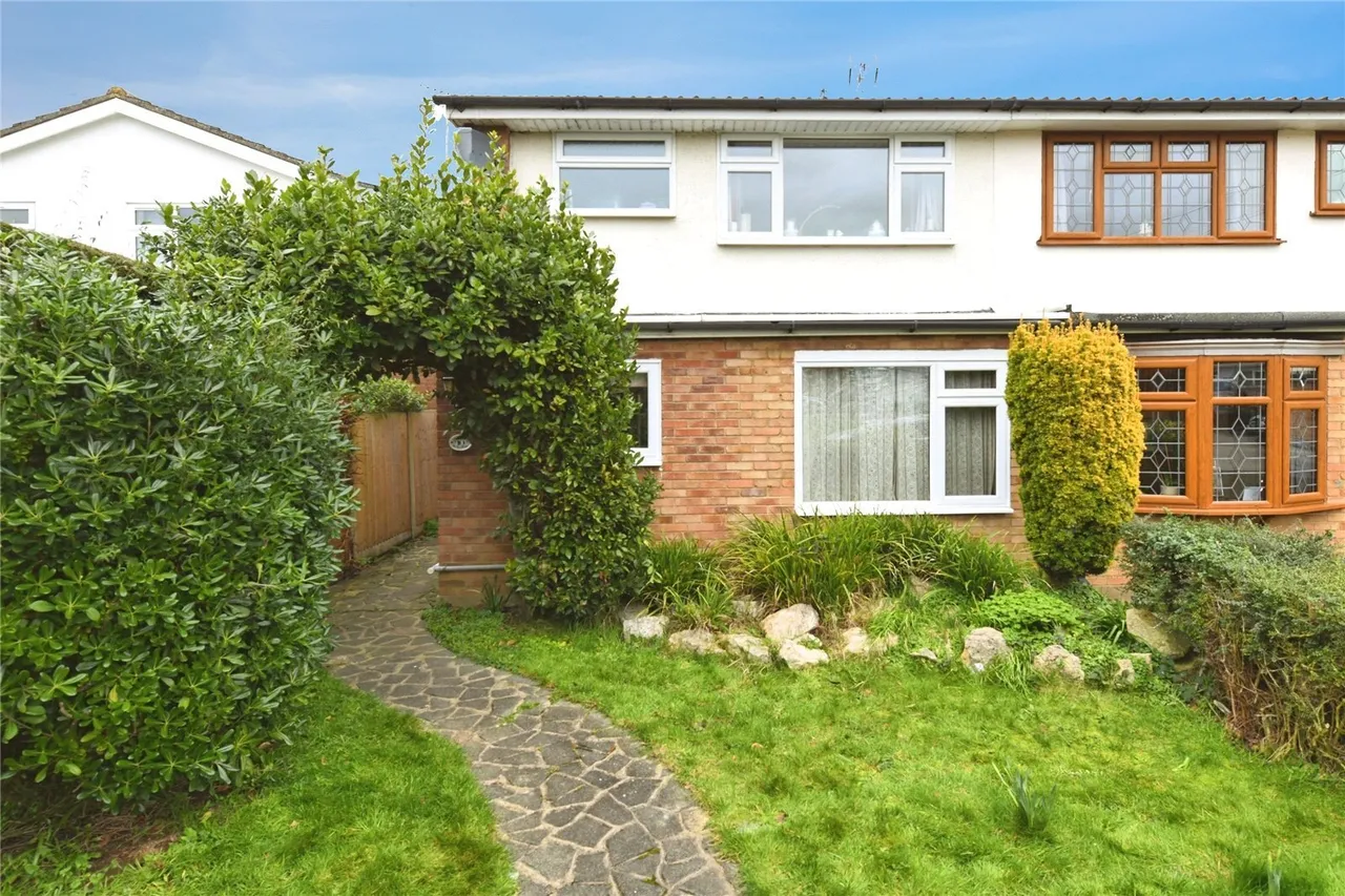 3 bed property for sale — The Spinneys., RAYLEIGH, Essex, SS6