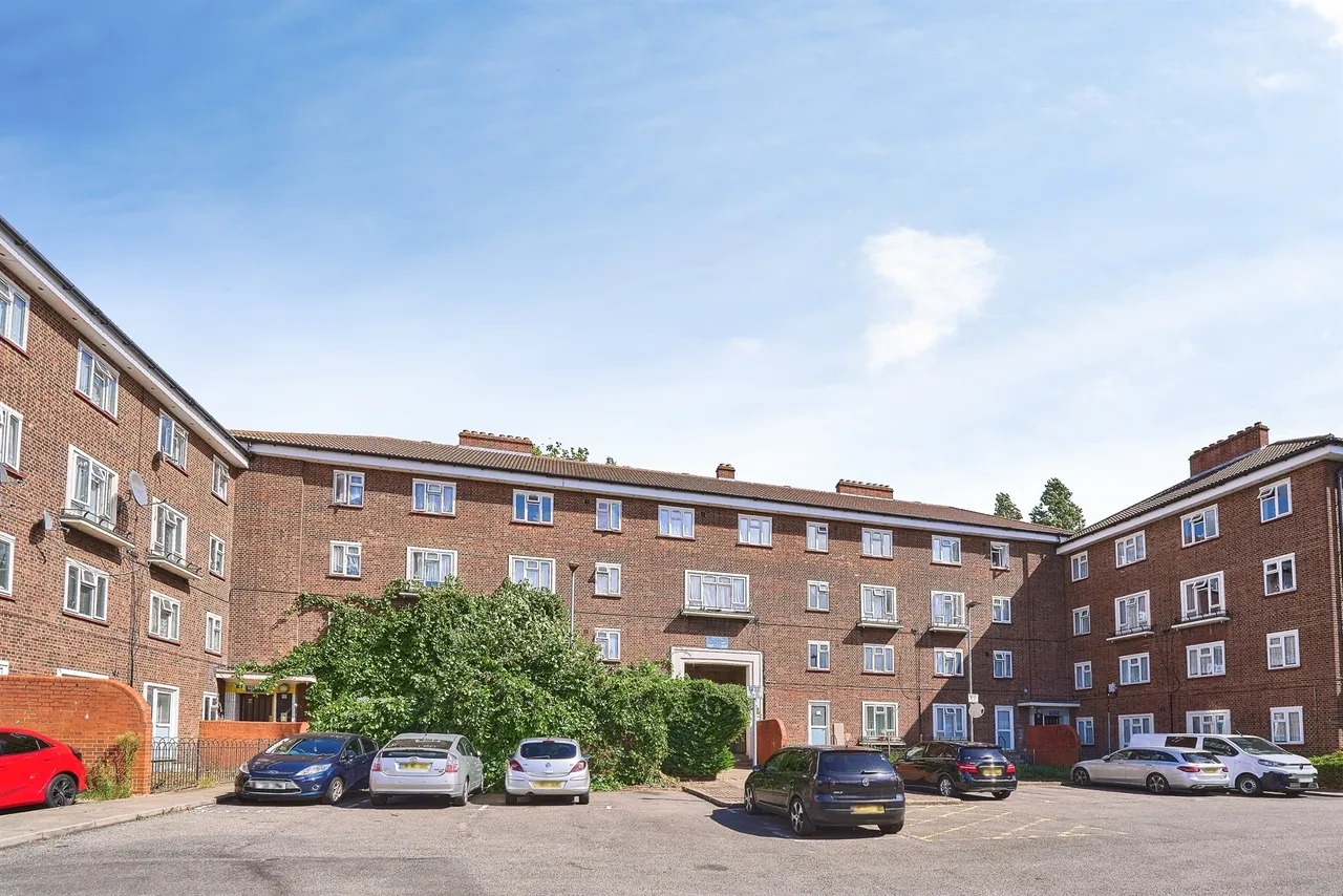 3 bed flat for sale, Whiting Avenue, Barking, IG11
