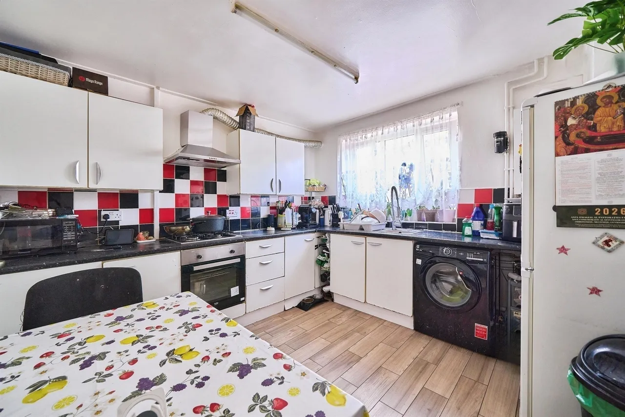 Whiting Avenue, Barking, IG11, photo 2