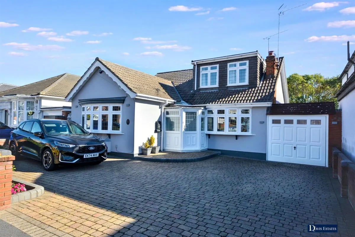 4 bed chalet for sale, Wingletye Lane, Borders of Emerson Park
