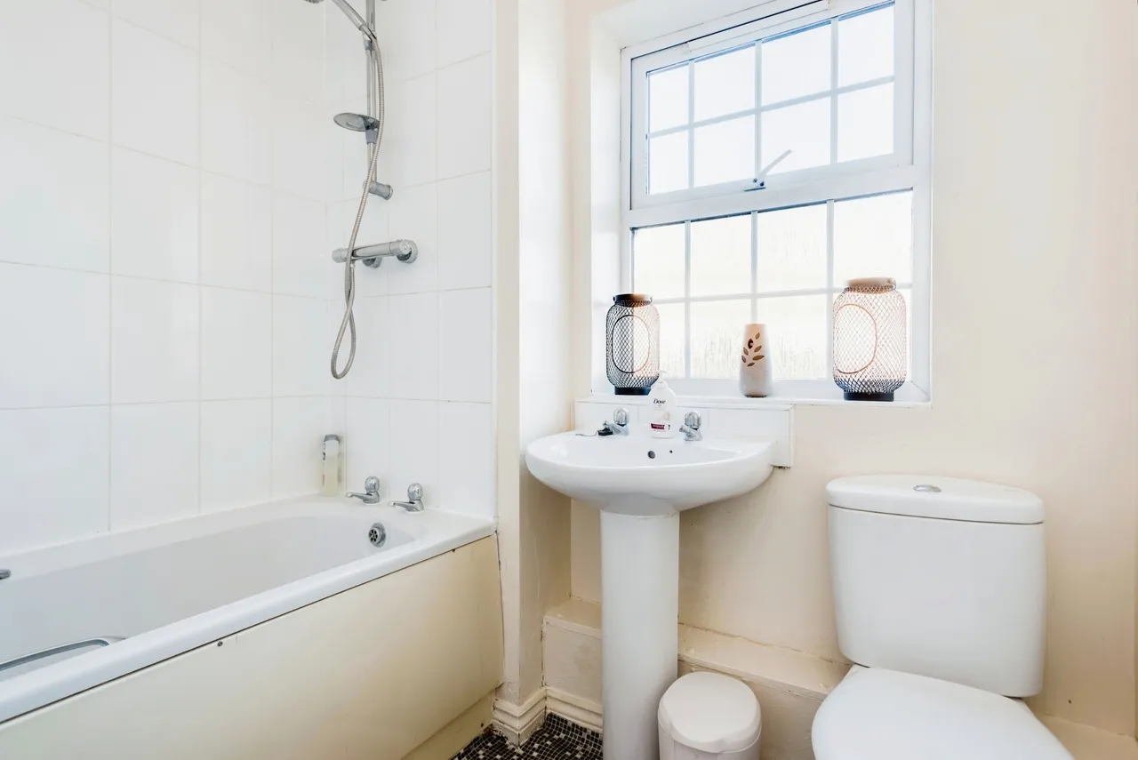 Sandbourne Road, Swindon, Wiltshire, SN25, photo 12