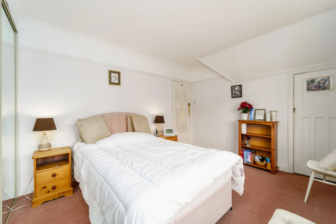 Meadway, Ashford, TW15, photo 11