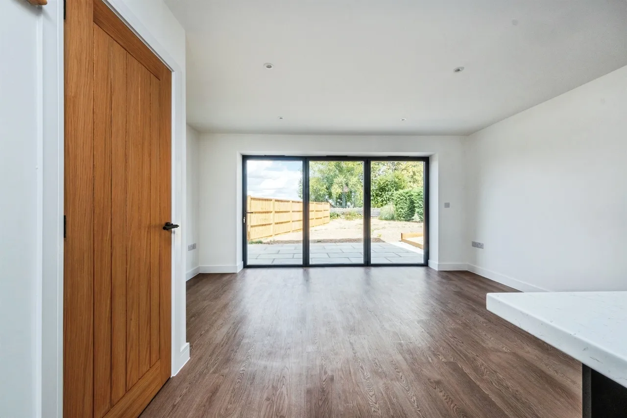 Queens Avenue, Newport Pagnell, MK16, photo 3