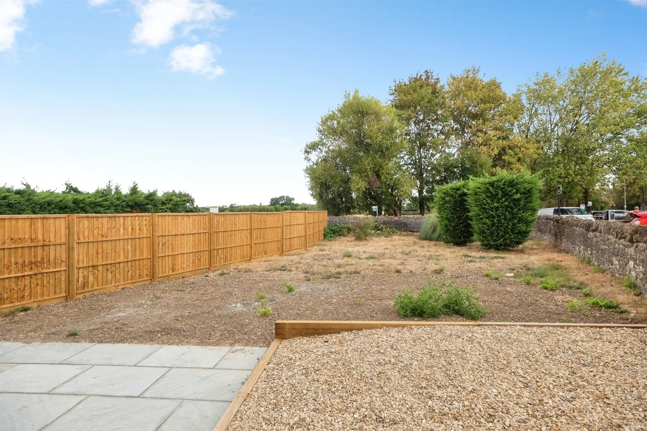 Queens Avenue, Newport Pagnell, MK16, photo 2