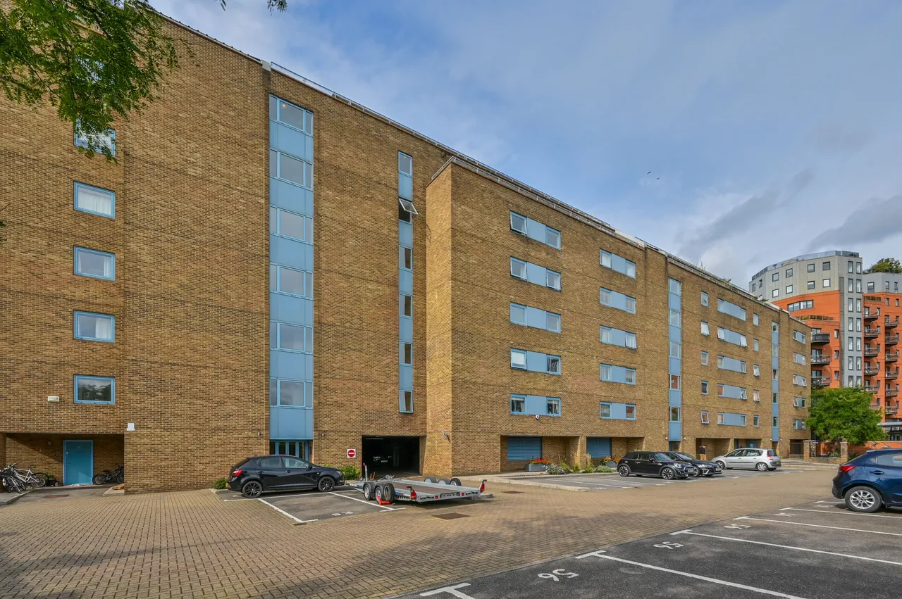 3 bed flat to rent, London, E14