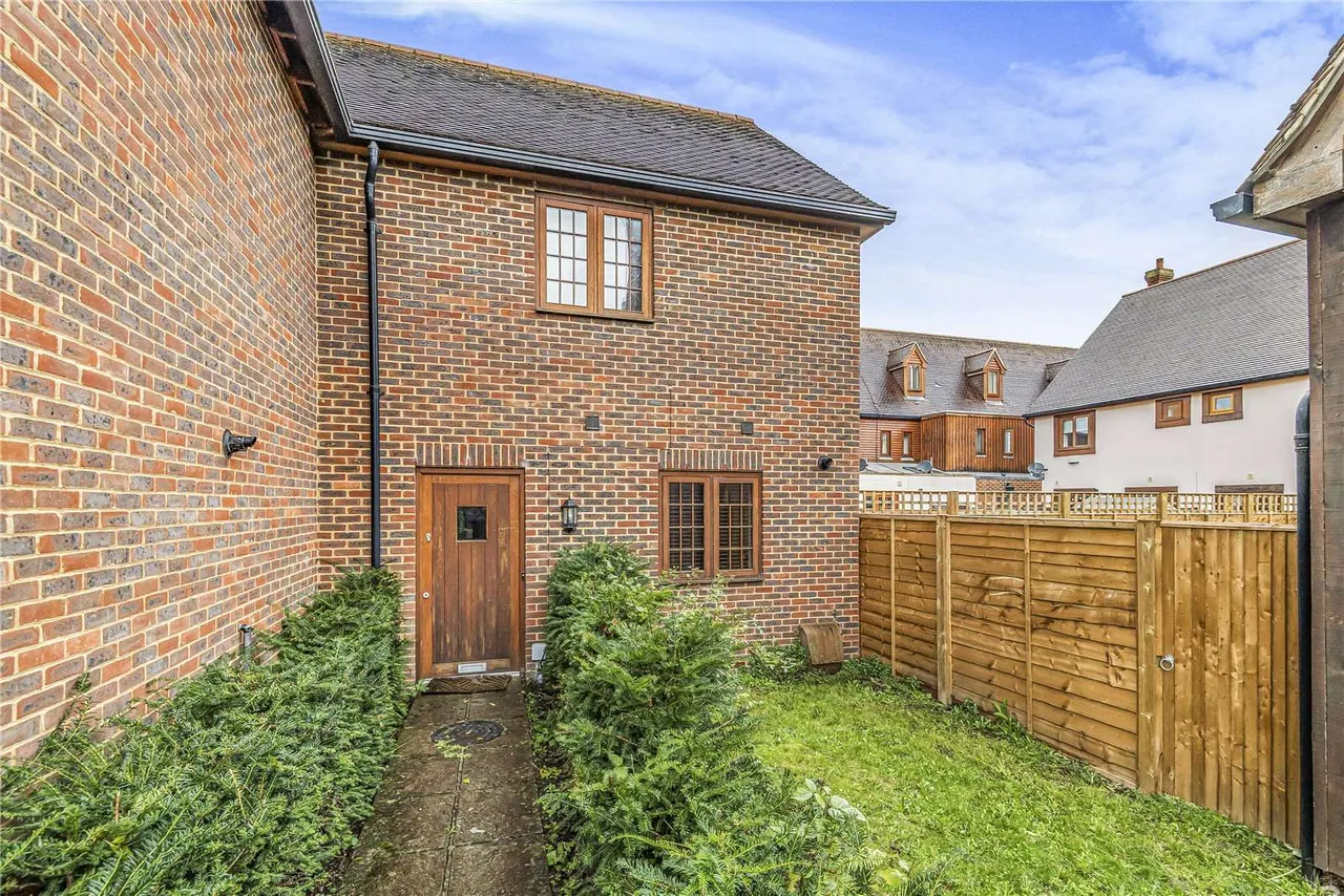 2 bed house to rent — Stocks Close, Hildenborough, Tonbridge, Kent, TN11 8AY