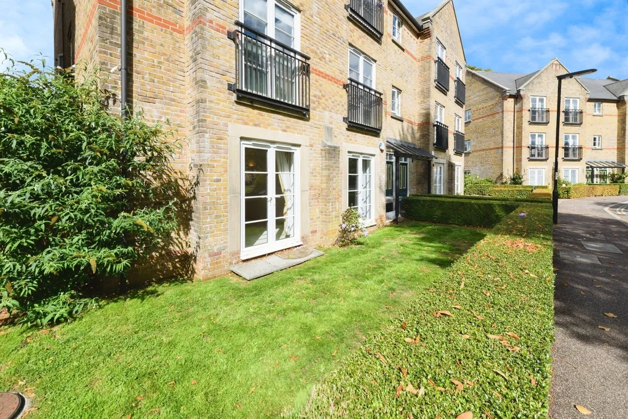 2 bed flat for sale — Coldstream Road, Caterham, Surrey, CR3