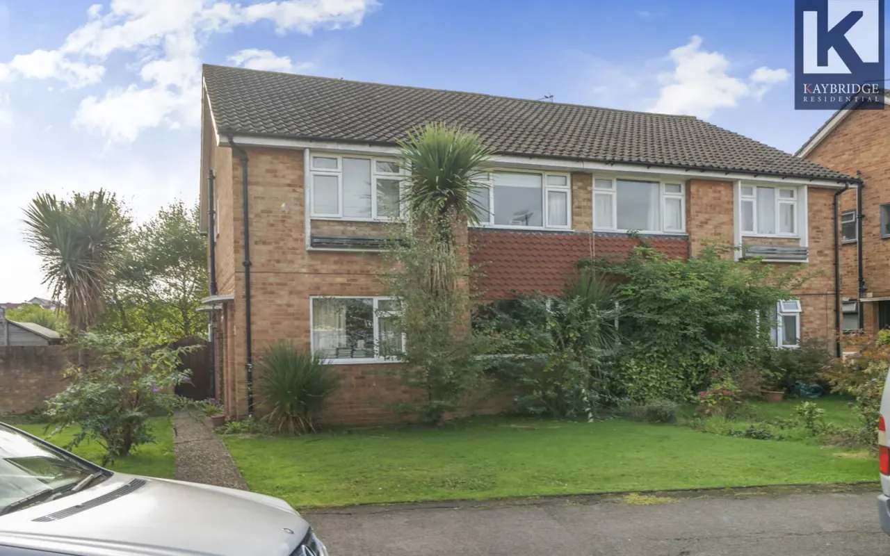 2 bed flat for sale — Larkspur Way, Epsom, KT19