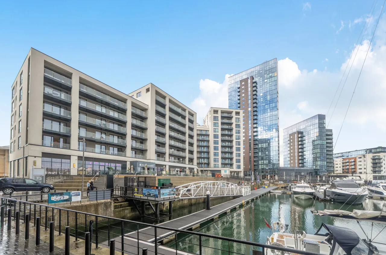 2 bed flat for sale, Maritime Walk, Ocean Village, SO14