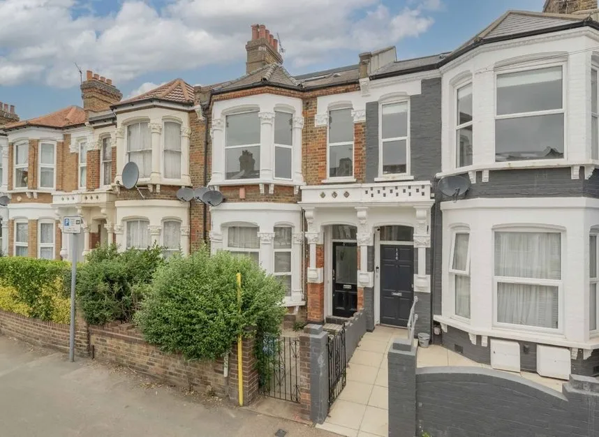 3 bed flat to rent, Purves Road, Kensal Rise, NW10