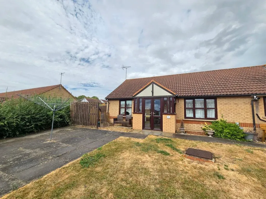 2 bed property for sale — Epsom Grove, Bletchley, Milton Keynes, Buckinghamshire, MK3 5NR