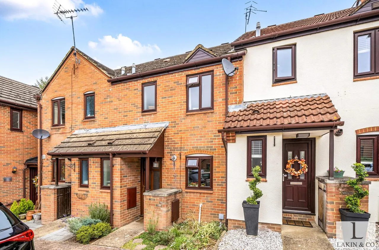 2 bed house for sale — Fairlight Drive, Uxbridge, UB8 1XP