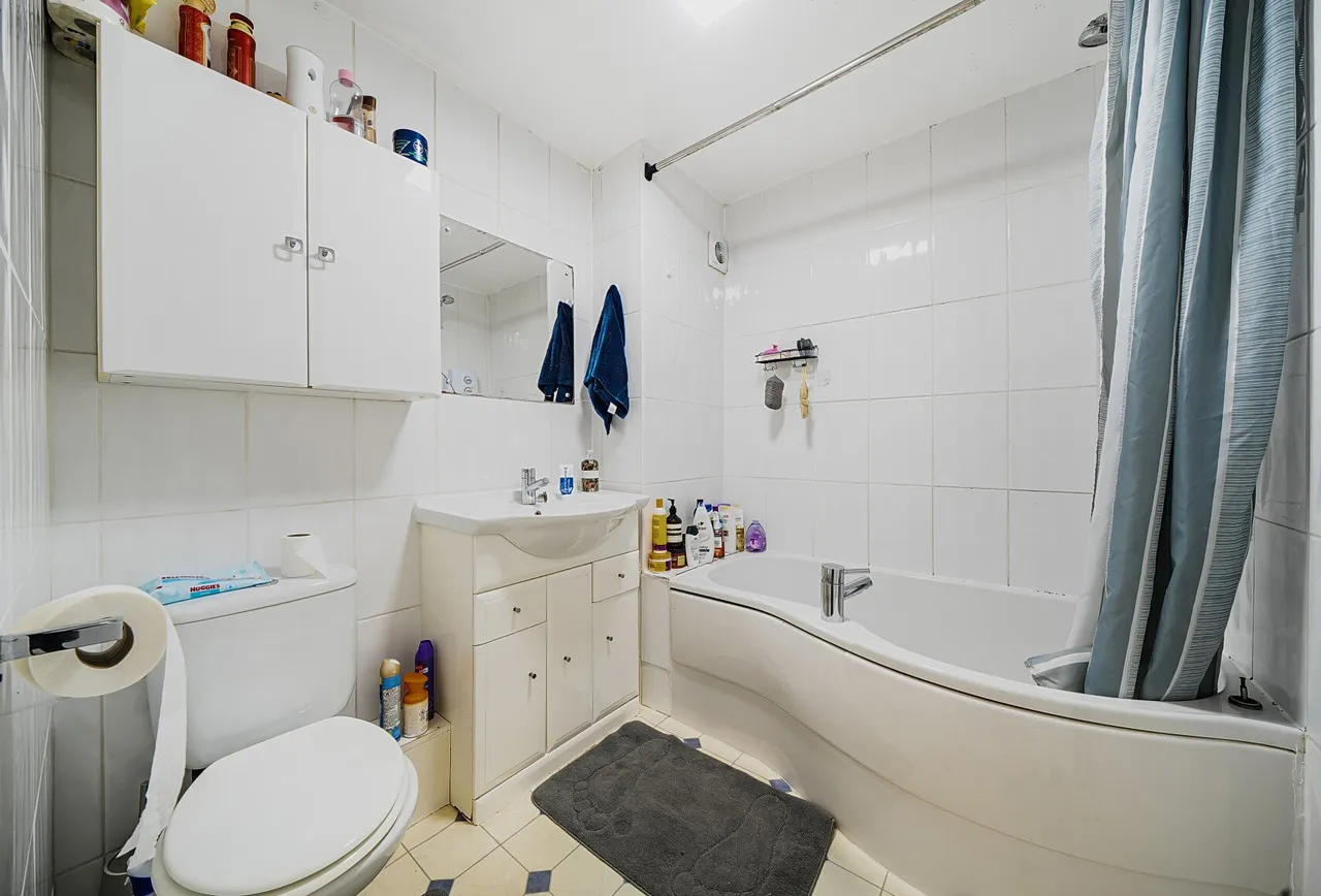 Kennet Square, Mitcham, CR4 3RR, photo 6