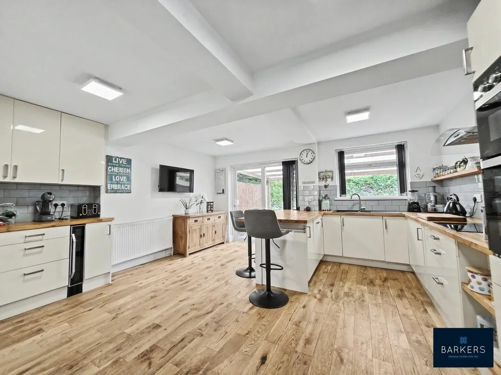 Western Avenue Birstall, Batley WF17 0PF, photo 3