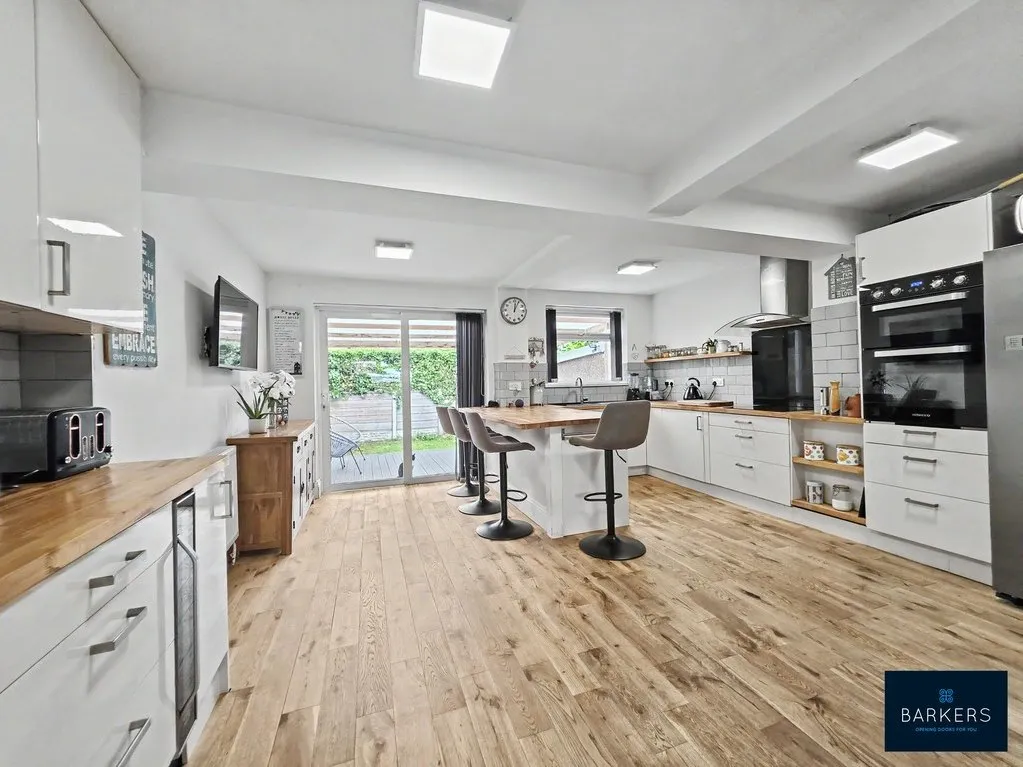 Western Avenue Birstall, Batley WF17 0PF, photo 9