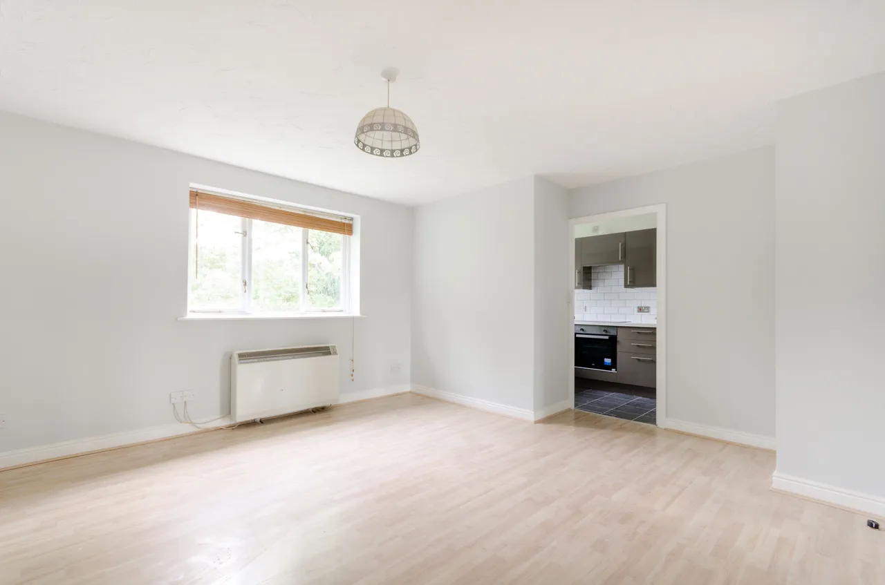 81 Woodfield Road, Thames Ditton, photo 5