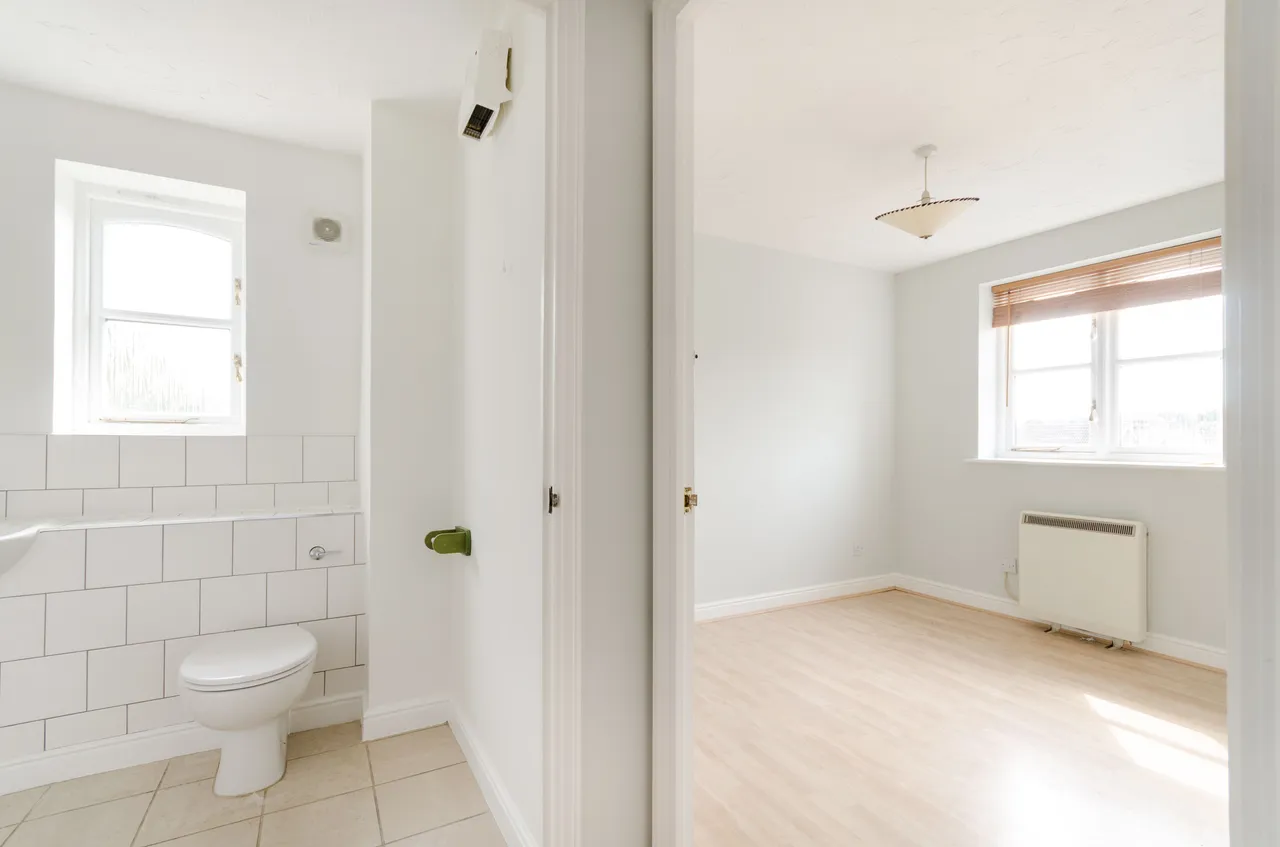 81 Woodfield Road, Thames Ditton, photo 4