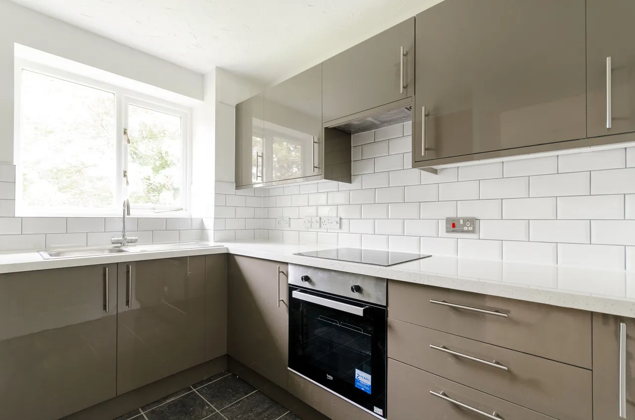 81 Woodfield Road, Thames Ditton, photo 3