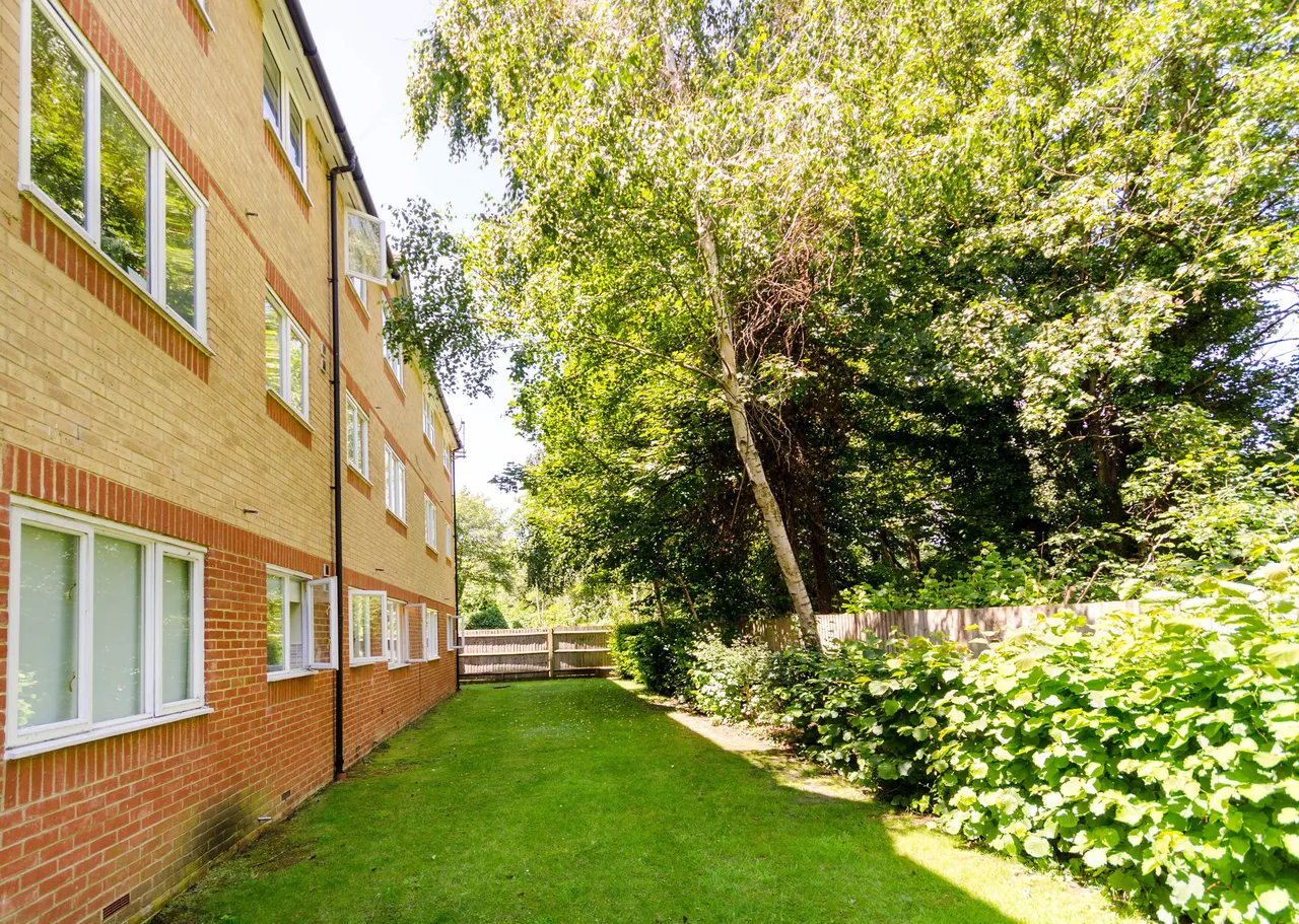 2 bed flat to rent — 81 Woodfield Road, Thames Ditton