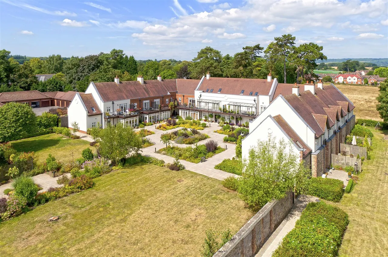 4 bed house for sale, Exclusive Gated Residence, Walking Distance to West Malling