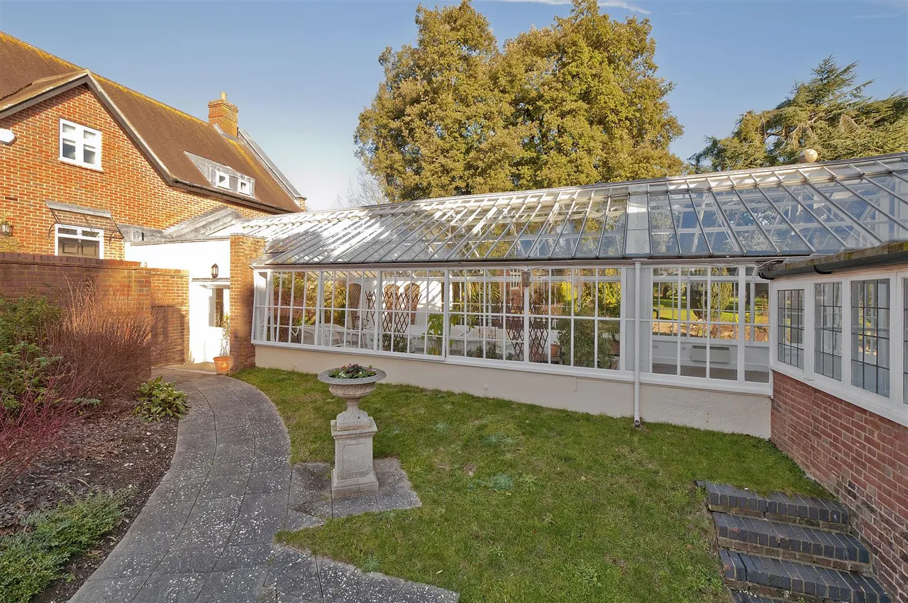 Exclusive Gated Residence, Walking Distance to West Malling, photo 27