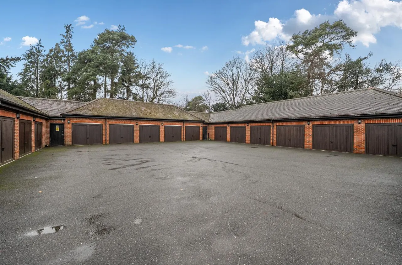 Exclusive Gated Residence, Walking Distance to West Malling, photo 26