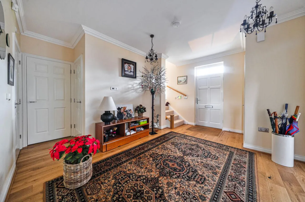 Exclusive Gated Residence, Walking Distance to West Malling, photo 9