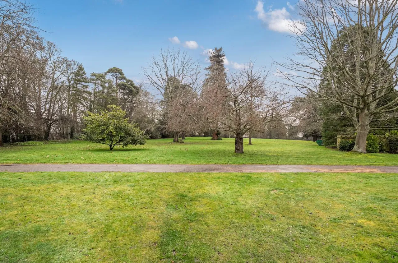 Exclusive Gated Residence, Walking Distance to West Malling, photo 25